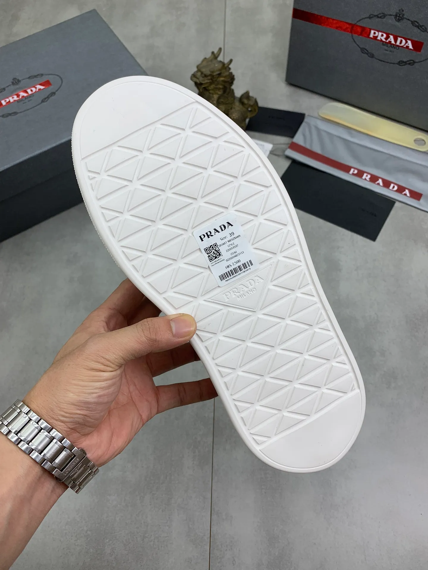Men's Men's Shoes💰P560💰【New Style】 The latest model of high-quality PRADA classic men's shoes has been launched on the official website in 1:1 replica, synchronized in Hong Kong counters and on the same catwalk; all made of calfskin ➕Imported cowhide lining, 🍡🍡original rubber outsole 1:1 non-slip and wear-resistant; comfortable to wear, attractive style, fine workmanship, and simple and neat shoe last, showing a man's courage and toughness, 👍Number 38 to 44 (45 can be customized) 4⃣️colors🉑️ to choose from